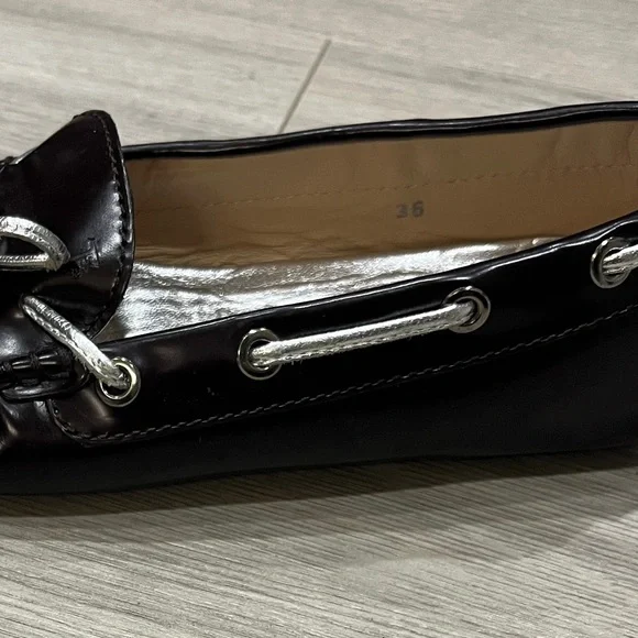 Tod's Brown Patent Leather Driving Moccasins with Silver Bow - Picture 4 of 5